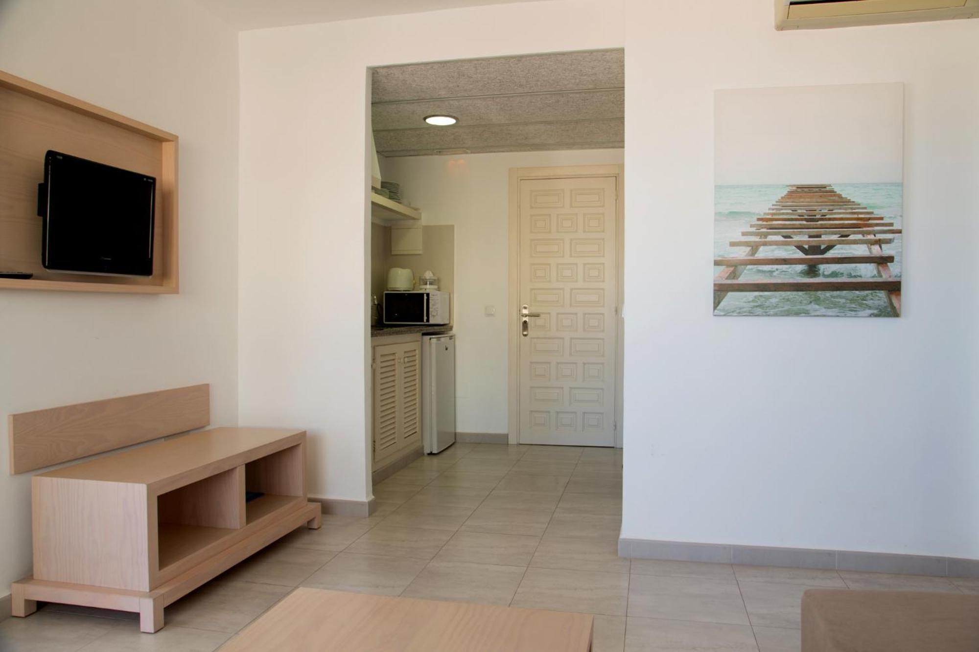 Apartamentos Es Calo Exterior photo