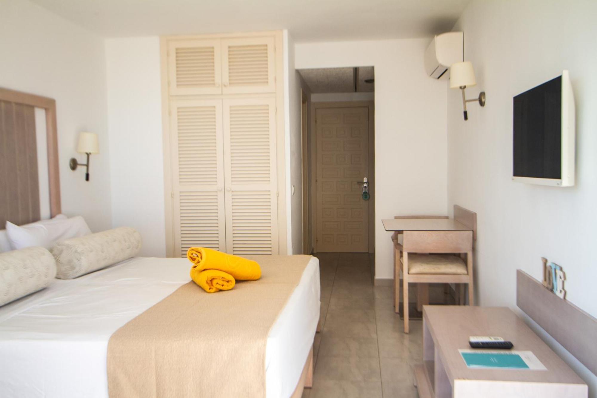 Apartamentos Es Calo Exterior photo